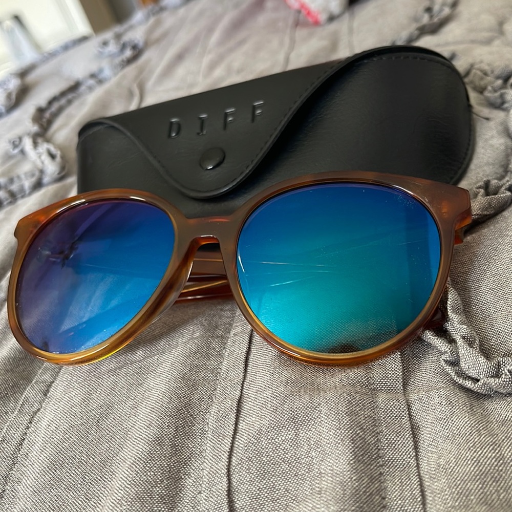 DIFF sunglasses with case included
